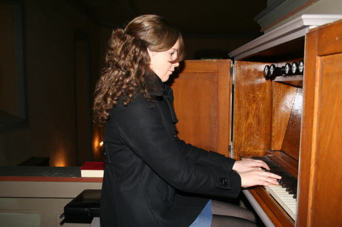 Fabienne-an-der-Orgel